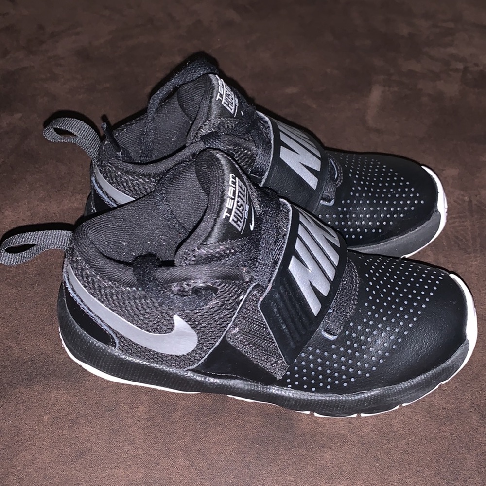 Nike Team Hustle Boys Sneaker, 13C